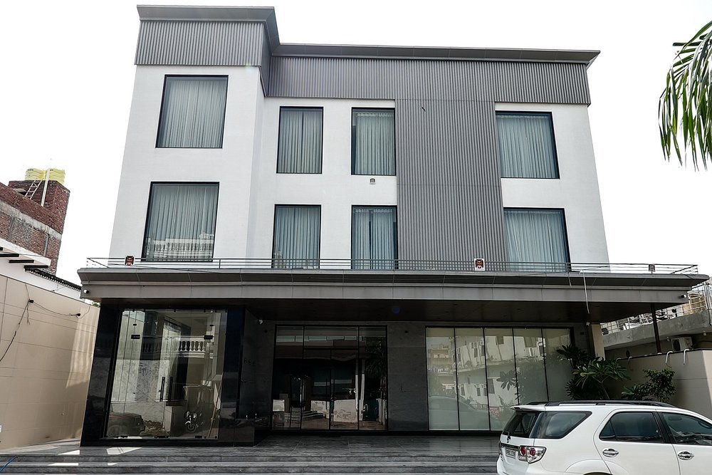 The Allinor Agra Exterior