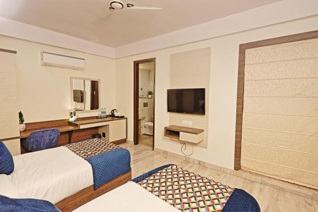 The Oxmo Cardinal Express Delhi Suite Room