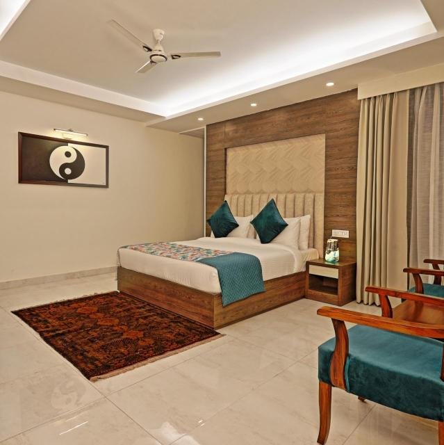 The Oxmo Cardinal Express Room