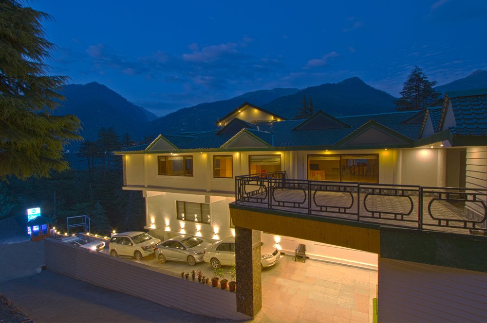 Himalayan Monal Manali Dining Area