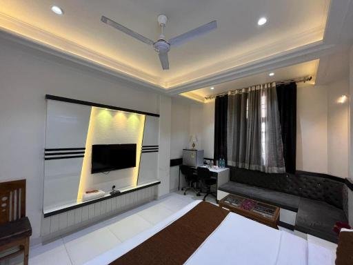Modern bathroom with bathtub at East Gate Agra