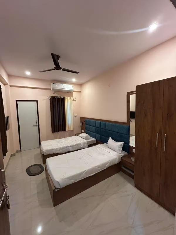 Modern Bathroom with Shower at Shiv Saran Homestay Varanasi